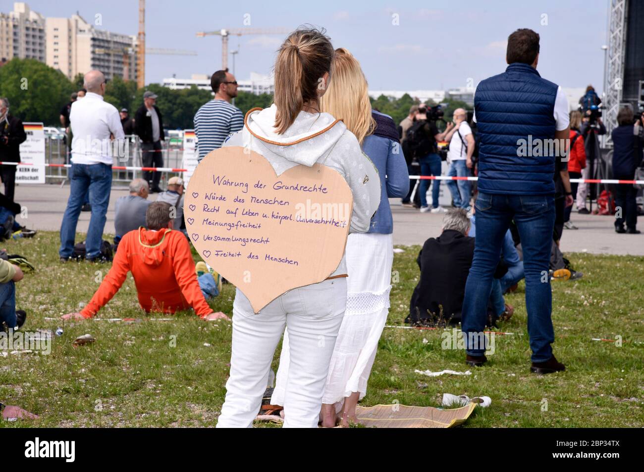 Monaco, Germania. 16 maggio 2020. Dimostrazione contro le misure corona sul Theresienwiese. Munchen, 16 maggio 2020 | utilizzo nel mondo Credit: dpa/Alamy Live News Foto Stock