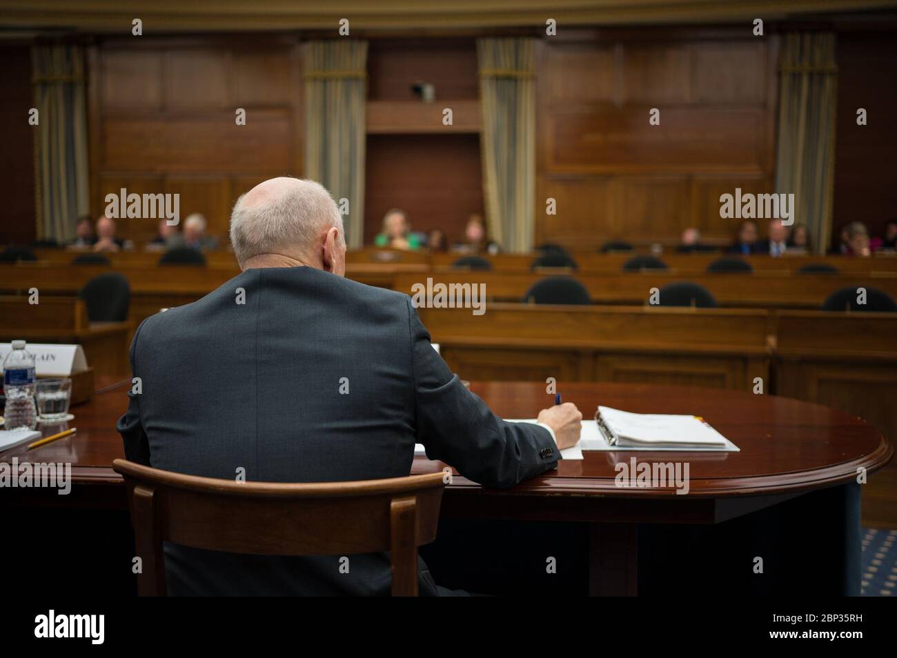 House Hearing on Deep Space Exploration, amministratore associato della NASA per l'esplorazione umana e le operazioni, Ken Bowersox, prende appunti durante un'audizione del sottocomitato spaziale e aeronautico della Camera Science, Space, and Technology Committee intitolata, "Developing Core Capabilities for Deep Space Exploration: An Update on NASA's SLS, Orion, and Exploration Ground Systems", mercoledì 18 settembre 2019 presso il Rayburn House Office Building di Washington. Foto Stock