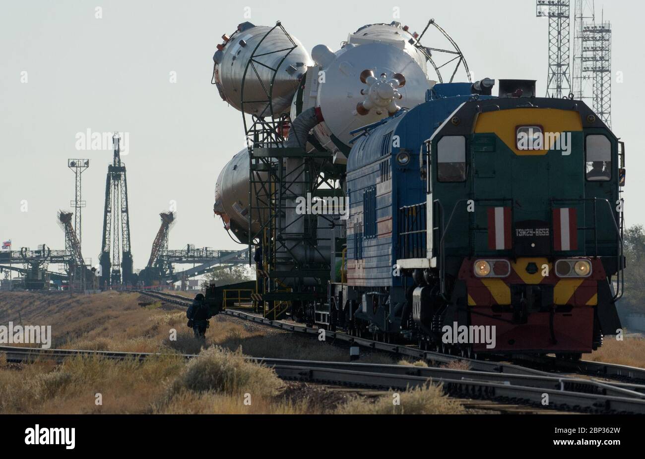 Expedition 61 Preflight il razzo Soyuz viene lanciato in treno per la rampa di lancio, lunedì 23 settembre 2019 presso il Cosmodromo di Baikonur in Kazakistan. Spedizione 61 membri dell'equipaggio Jessica Meir della NASA e Oleg Skripochka di Roscosmo, e il partecipante al volo spaziale Hazzaa Ali Almansoori degli Emirati Arabi Uniti lanceranno il 25 settembre sulla nave spaziale Soyuz MS-15 dal Cosmodromo di Baikonur alla Stazione spaziale Internazionale. Foto Stock