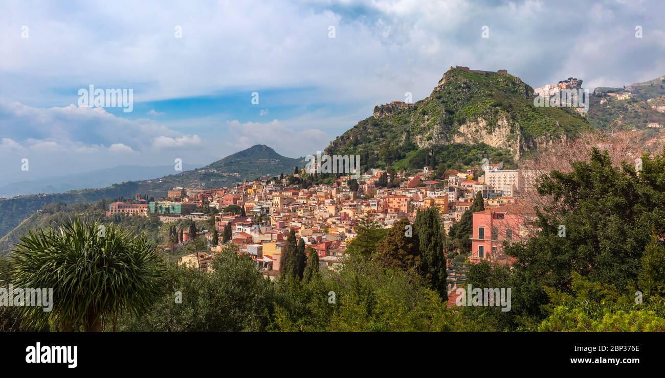 Vista panoramica aerea della città vecchia di Taormina in giornata di sole dal teatro greco antico, Sicilia, Italia Foto Stock