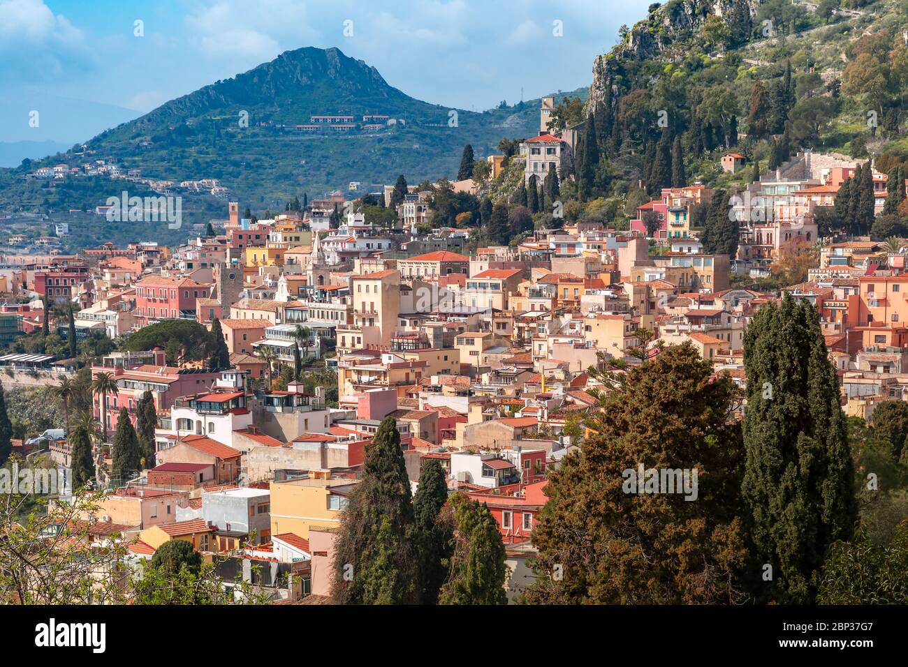 Vista aerea della città vecchia di Taormina in giornata di sole dal teatro greco antico, Sicilia, Italia Foto Stock