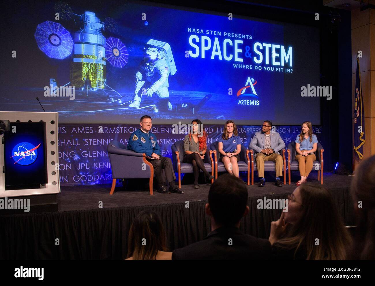 Space & STEM - come si adatta in NASA astronauta Doug Wheelock, a sinistra, è affiancato da un gruppo di giovani professionisti provenienti da centri della NASA in tutto il paese: Farah Alebay, ingegnere di sistemi che lavora su Mars 2020 rover presso il Jet Propulsion Laboratory della NASA, Alexis Vance, studente di ingegneria Pathways presso il Johnson Space Center della NASA, Victor Joel Cabezas Tapia, ingegnere di navigazione, guida e controllo presso il Marshall Space Flight Center della NASA, E Breanne Stichler, ingegnere meccanico nel gruppo di cingolati, trasportatori e strutture del Kennedy Space Center della NASA, durante una S interattiva Foto Stock