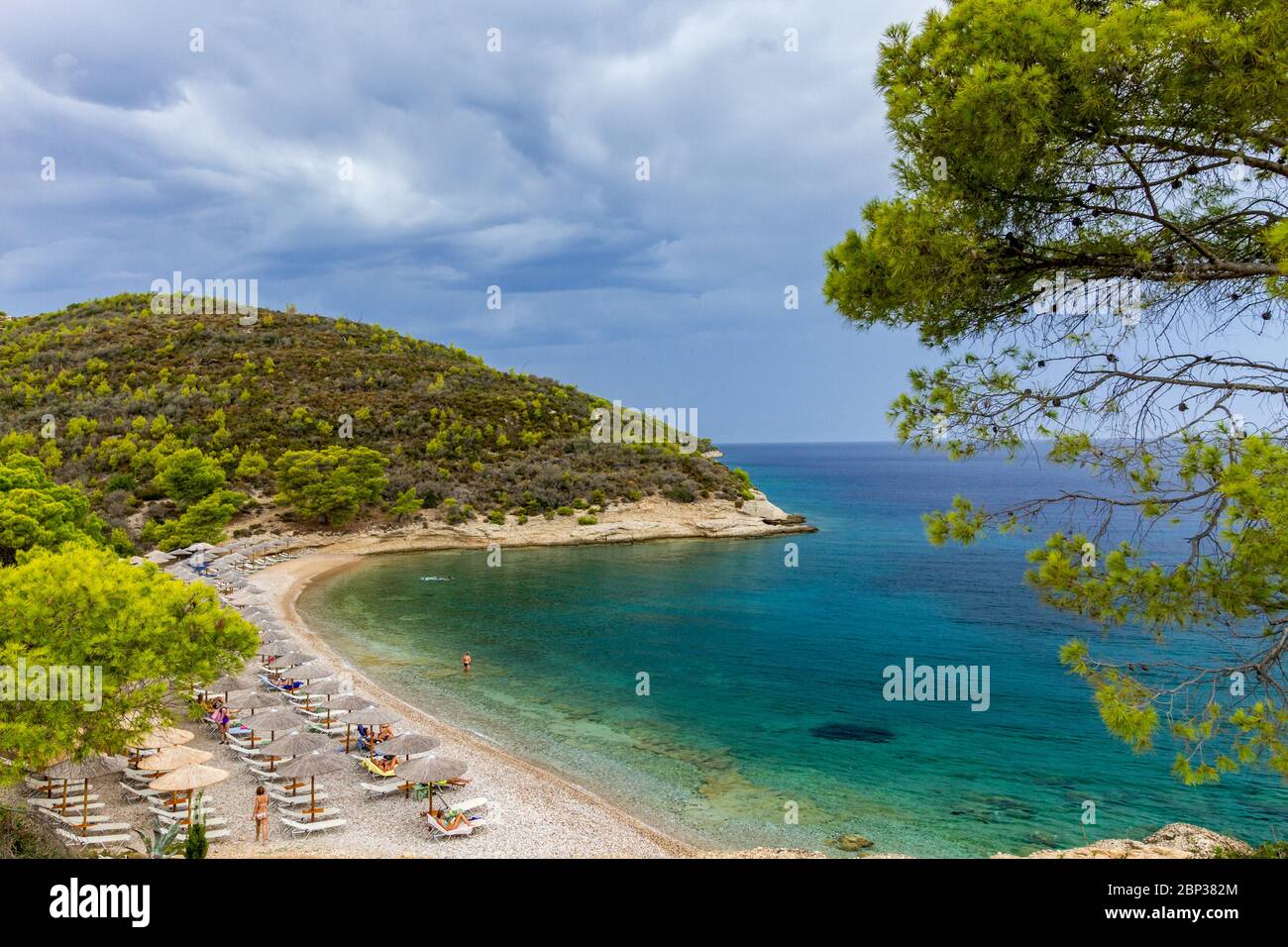 Spiaggia di Vrellos, nell'isola di Spetses, in Grecia. Foto Stock