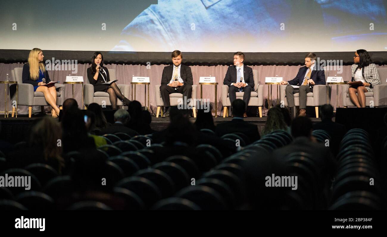 Il 24 ottobre 2019, gli avvocati della NASA Jessica Deihl, Christine Pham, Bill Johnson, David Lopez, Brian Stanford, e Lisette Washington ha partecipato a una discussione legale al 70° Congresso Astronautico Internazionale di Washington, D.C., concentrandosi sul quadro giuridico per le future missioni lunari e su Marte. Foto Stock