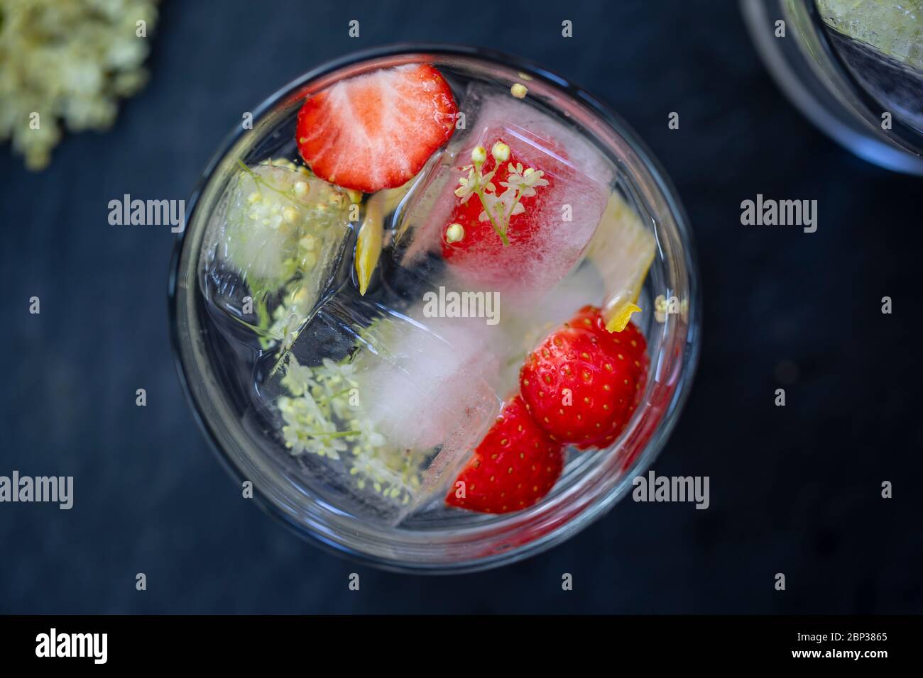 Gin e tonico con cubetti di ghiaccio di deldeldellower e guarnitura strawbery Foto Stock