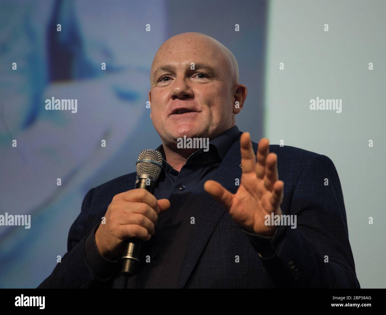 André Kuipers, astronauta dell'ESA (Agenzia Spaziale Europea) durante il 70° Congresso Astronautico Internazionale, parla durante una discussione a panel di astronauti al 70° Congresso Astronautico Internazionale, venerdì 25 ottobre 2019, al Walter E. Washington Convention Center a Washington. Foto Stock