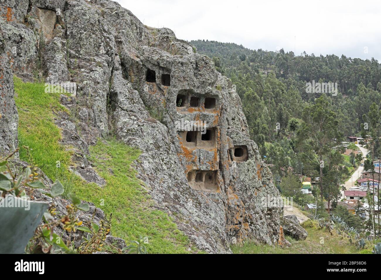 Cripte tagliate nella scogliera di fronte Otuzco sito archeologico, vicino Cajamarca, Perù marzo Foto Stock