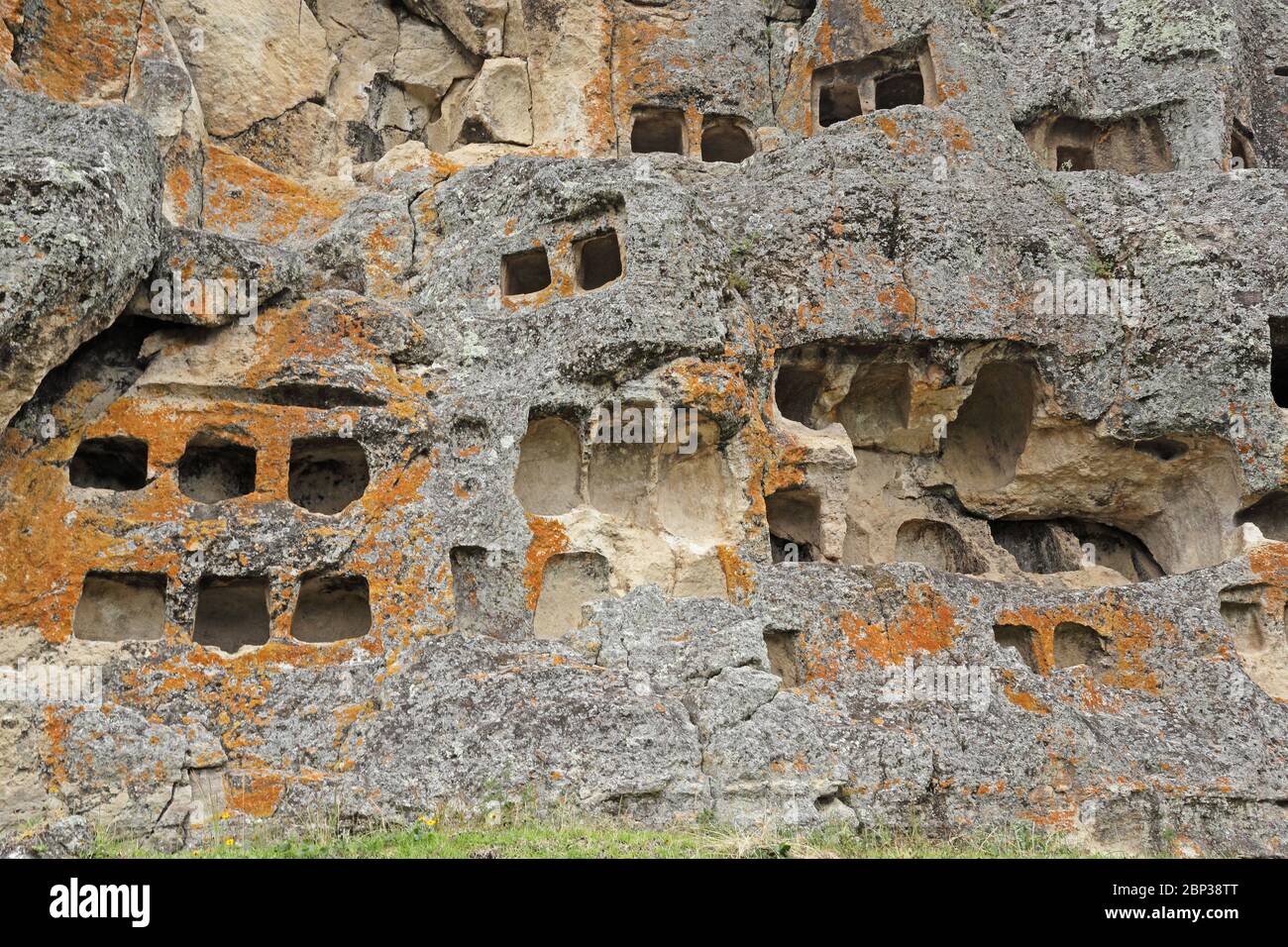 Cripte tagliate nella scogliera di fronte Otuzco sito archeologico, vicino Cajamarca, Perù marzo Foto Stock