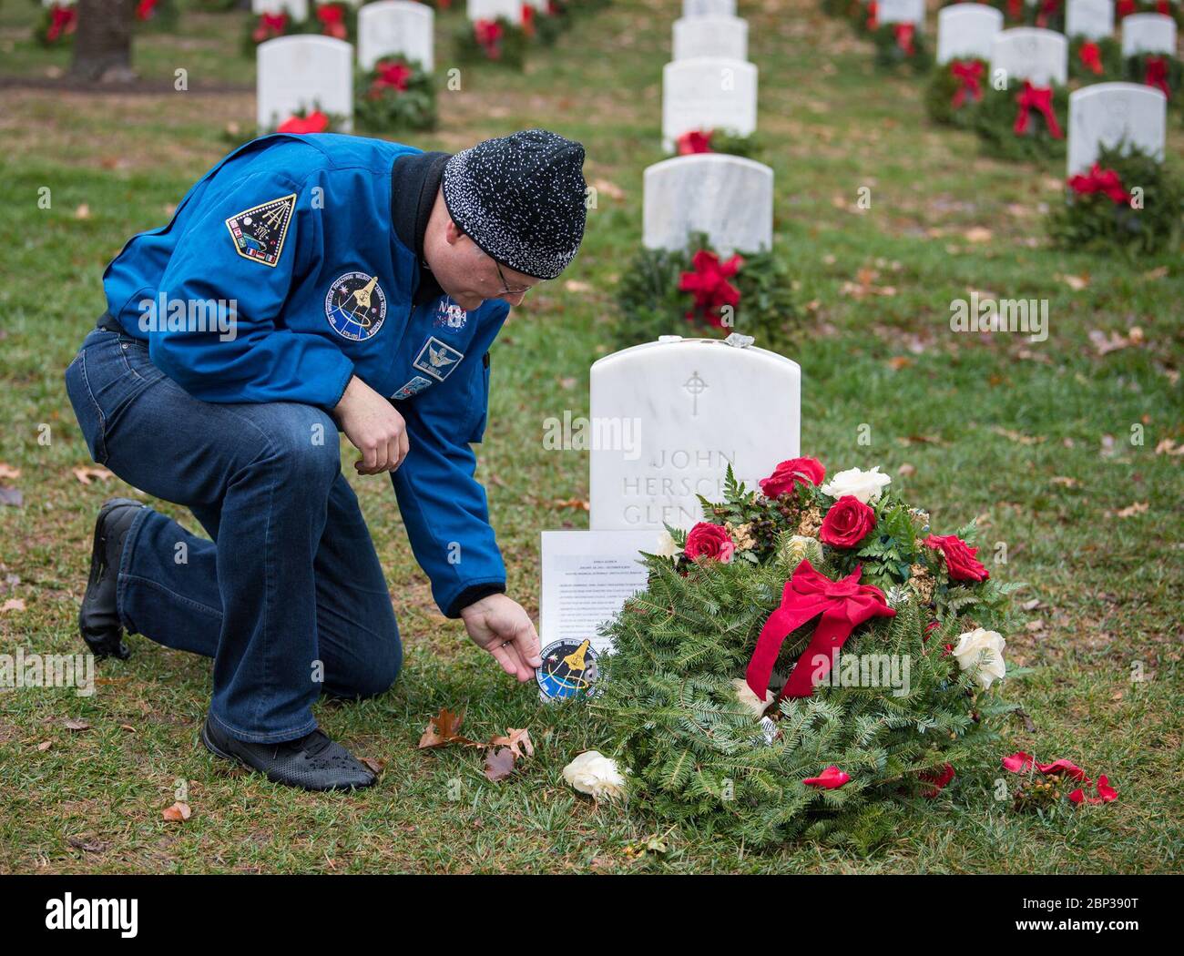 Doug Wheelock partecipa alle corone durante il giorno dell'America l'astronauta della NASA Doug Wheelock lascia la sua patch missione STS-120 al gravesite dell'ex astronauta e senatore statunitense John Glenn durante le corone nazionali durante il giorno dell'America al cimitero nazionale di Arlington, sabato 14 dicembre 2019 ad Arlington, Va. le corone nazionali in tutta l'America Day si svolgono annualmente per celebrare la vita dei veterani militari e le corone sono collocate ai piedi di ogni lapide. Wheelock ha onorato coloro che hanno perso la vita nella ricerca di esplorazione spaziale e altri membri del servizio. Foto Stock