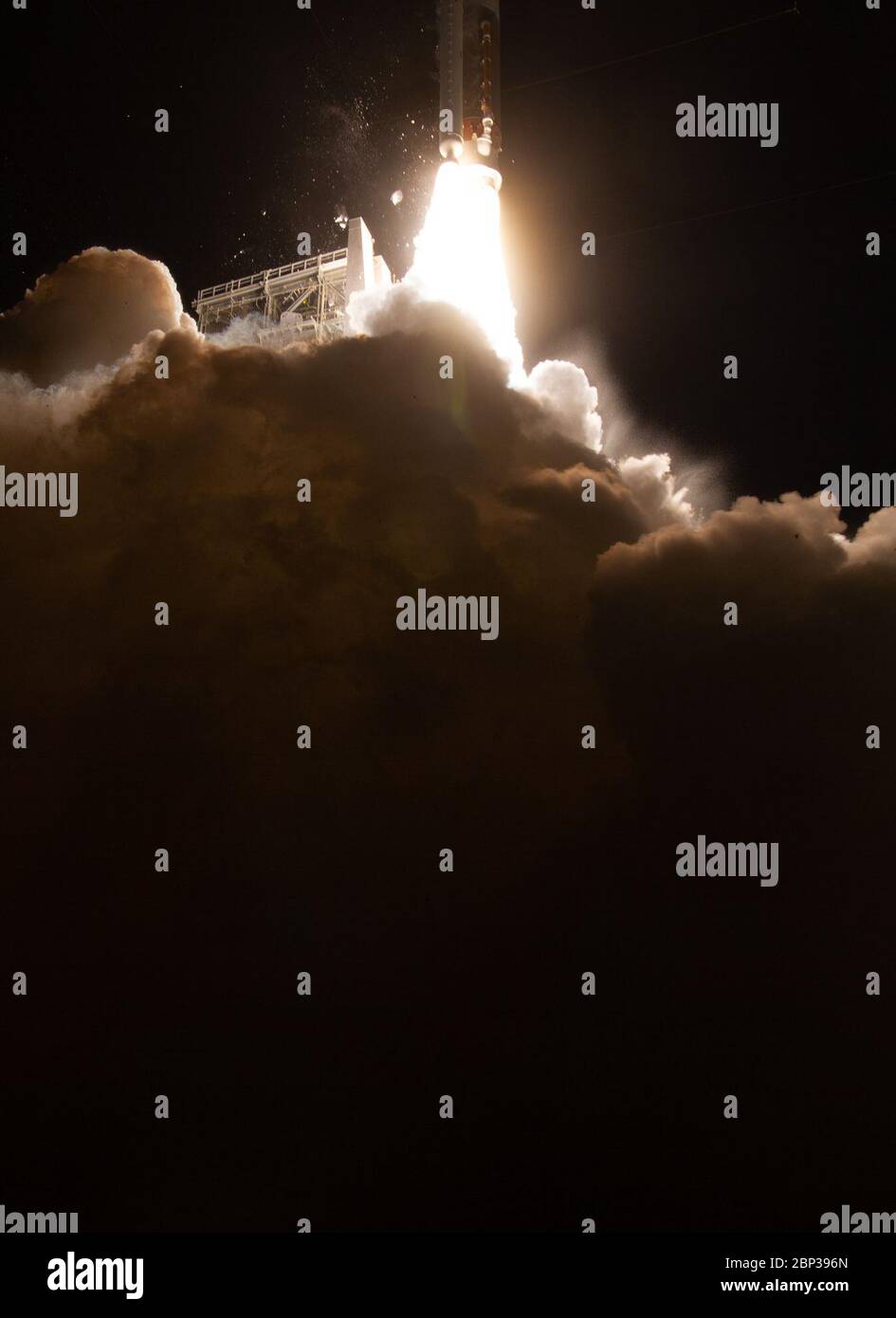 Boeing Orbital Flight Test lancia UN razzo United Launch Alliance Atlas V con la navicella spaziale CST-100 di Boeing lanciata a bordo dal Space Launch Complex 41, venerdì 20 dicembre 2019, presso la stazione dell'aeronautica di Cape Canaveral in Florida. Dopo un lancio riuscito alle 6:36 EST, la CST-100 Starliner di Boeing si trova in un'orbita non pianificata, ma stabile. Il team sta valutando quali obiettivi di test si possono raggiungere prima del ritorno della navicella a terra a White Sands, New Mexico. Foto Stock