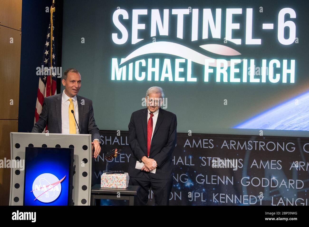 Sentinel-6A-Jason-CS Renaming Ceremony amministratore associato della NASA per la scienza, Thomas Zurbuchen, a sinistra, fa osservazioni conclusive con il Dr. Michael Freilich, a destra, al termine di una cerimonia di rinomina per il satellite internazionale di scienze oceaniche precedentemente noto come Sentinel-6A/Jason-CS, martedì 28 gennaio 2020, presso la sede centrale della NASA a Washington. La NASA e i suoi partner europei hanno rinominato il satellite Sentinel-6 Michael Freilich dopo l’ex direttore della divisione Earth Science della NASA, il Dr. Michael Freilich. Sentinel-6A Michael Freilich osserverà e registrerà i cambiamenti globali del livello del mare e Foto Stock