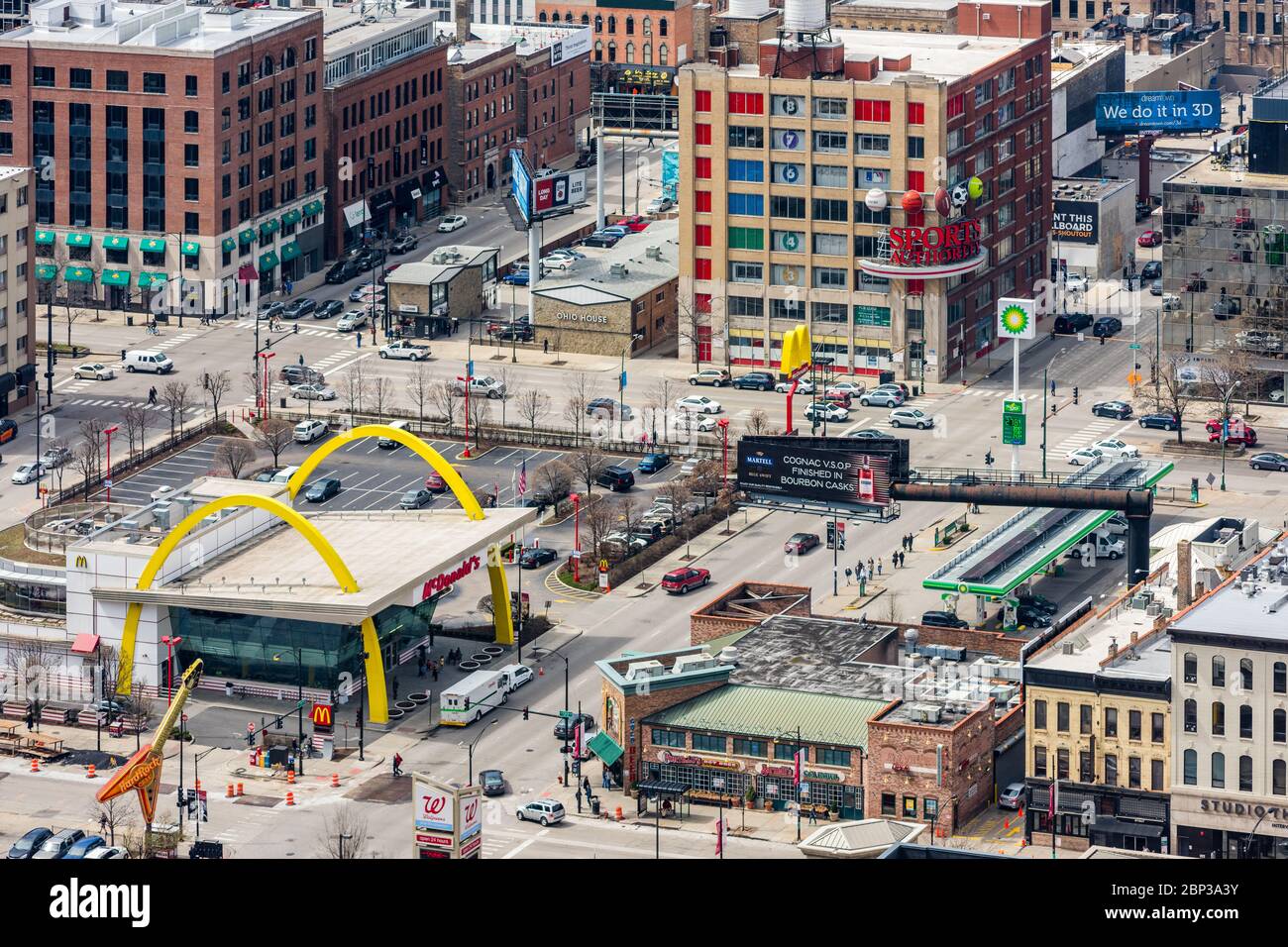 Vista aerea dell'intersezione di LaSalle e strade di Ontario in River North. Rock n Roll Mcdonald alla sinistra. Foto Stock