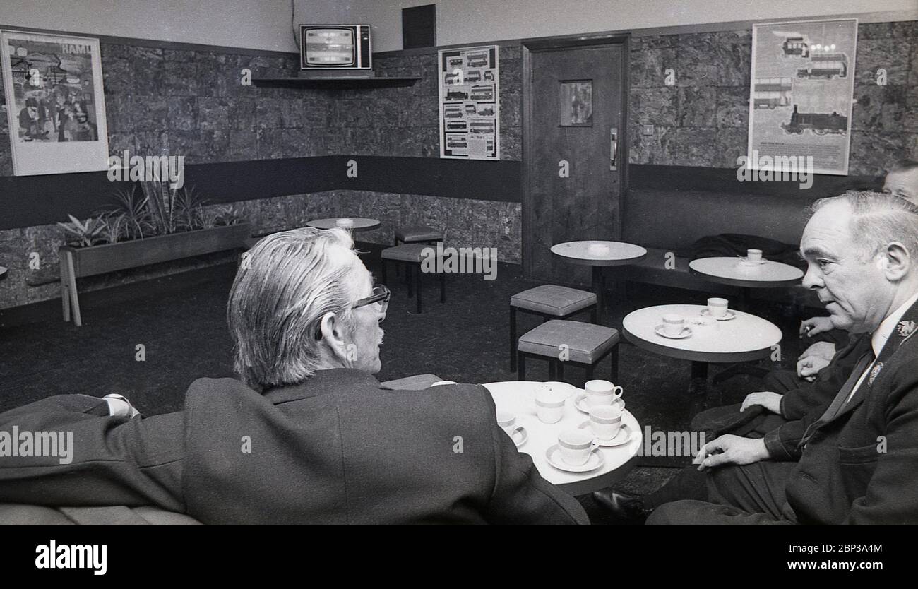 Interni, sale di riposo del personale degli autobus New Cross, Londra sud, Inghilterra, 1974. La zona ha dato il crewplace per fare una pausa con una tazza di tè e una sigaretta. Foto Stock