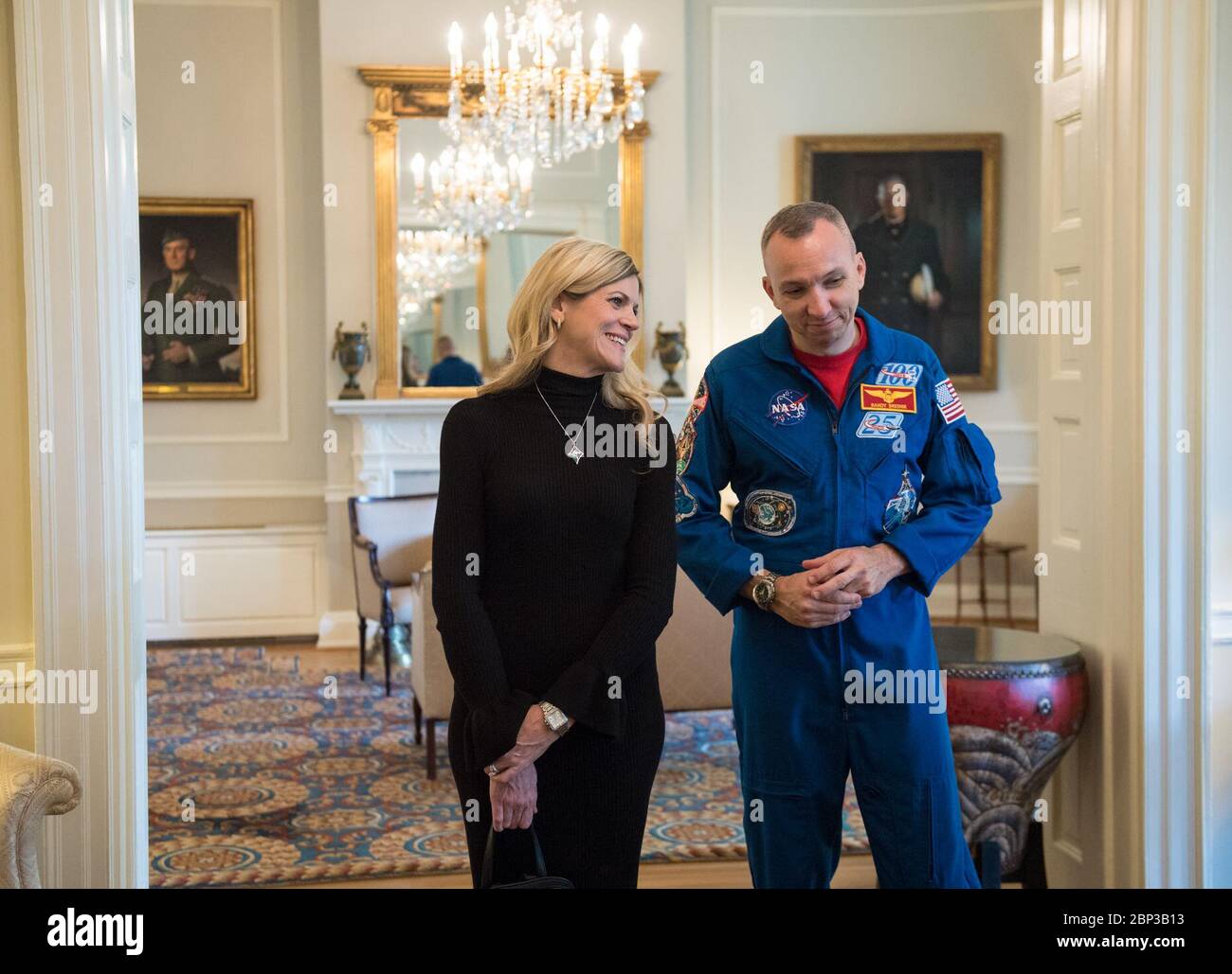 Gli astronauti Randy Bressik e Paolo Nespoli visitano il corpo dei Marine le caserme l'astronauta della NASA Randy Bressik e la moglie Rebecca fanno un tour della casa dei comandanti del corpo dei Marine, lunedì 7 maggio 2018 a Washington. Foto Stock