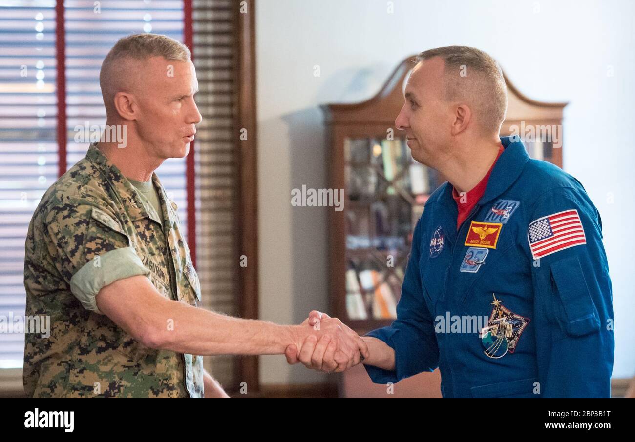 Gli astronauti Randy Bressik e Paolo Nespoli visitano il corpo dei Marine le caserme l'astronauta della NASA Randy Bressik, a destra, scuote le mani con il colonnello Tyler Zagurski, comandante, Marine Corps Barracks, lunedì 7 maggio 2018 a Washington. Foto Stock