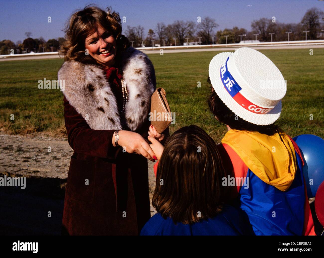 Phyllis George e John Y Brown in Kentucky. Phyllis Ann George era una donna d'affari, un'attrice e un'atletista americani. Fu anche Miss Texas 1970, Miss America 1971, e la prima Signora del Kentucky dal 1979 al 1983. George morì, all'età di 70 anni, per complicazioni dovute alla policitemia vera il 14 maggio 2020 a Lexington, Kentucky. Foto Stock