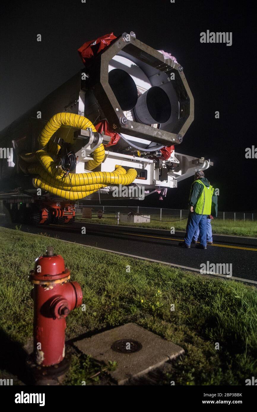 Orbitale ATK CRS-9 Rollout un razzo orbitale ATK è visto come è lanciato per lanciare Pad-0A a Wallops Flight Facility giovedì 17 maggio 2018 a Wallops Island, Virginia. Antares lancerà una navetta spaziale Cygnus in una missione di rifornimento merci verso la Stazione spaziale Internazionale. La missione è il nono volo di consegna merci contratto di Orbital ATK alla stazione spaziale della NASA. Sono inclusi nelle 7,400 libbre di carico a bordo di Cygnus, esperimenti scientifici, forniture di equipaggio e hardware del veicolo. Foto Stock