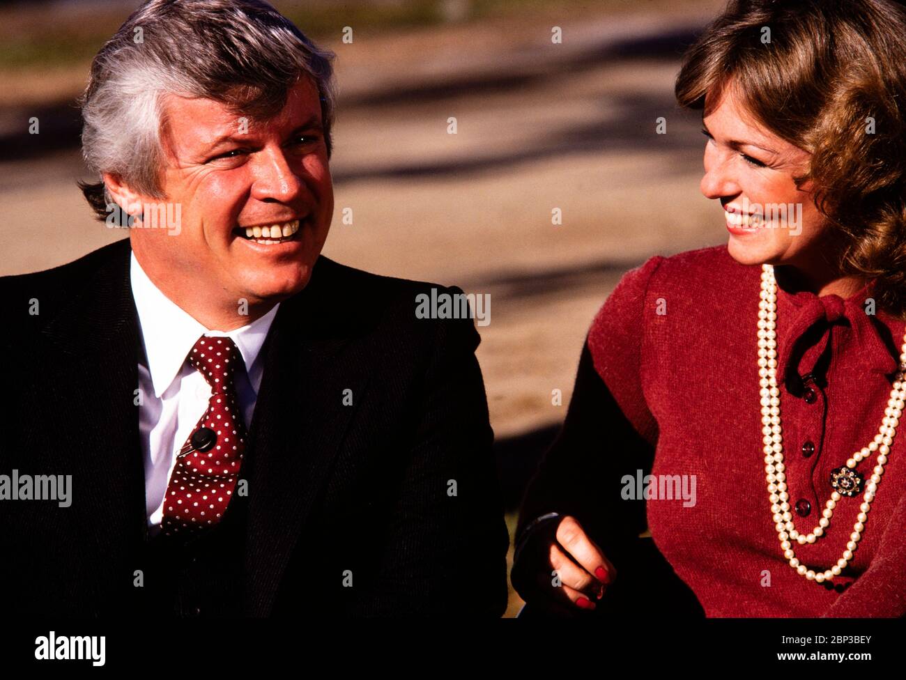 Phyllis George e John Y Brown in Kentucky. Phyllis Ann George era una donna d'affari, un'attrice e un'atletista americani. Fu anche Miss Texas 1970, Miss America 1971, e la prima Signora del Kentucky dal 1979 al 1983. George morì, all'età di 70 anni, per complicazioni dovute alla policitemia vera il 14 maggio 2020 a Lexington, Kentucky. Foto Stock