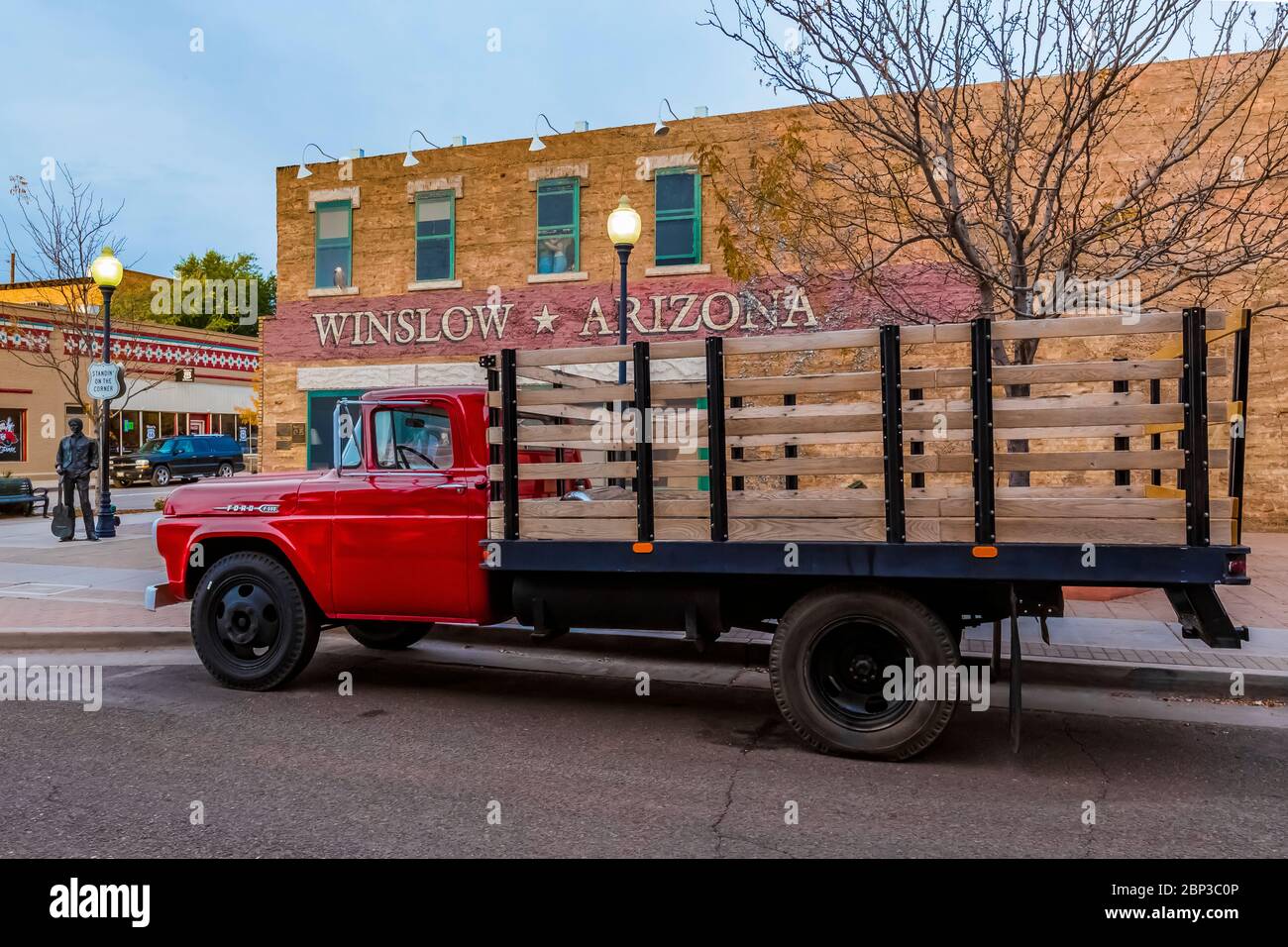 Stain' on the Corner Park e l'intersezione tra la vecchia autostrada 66 e North Kinsley Avenue a Winslow, Arizona, una posizione resa famosa dalle Eagles Foto Stock