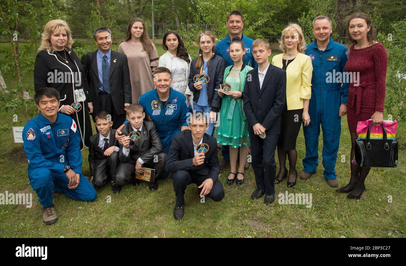 Expedition 55 preparativi per l'atterraggio Giappone Aerospace Exploration Agency Astronauts, Takuya Onishi, in basso a sinistra, Koichi Wakata, 2° da sinistra in piedi, insieme agli astronauti della NASA Doug Wheelock, centro di ginocchio, e Kjell Lindgren, centro in piedi, incontrare i bambini di un orfanotrofio locale presso il Cosmonaut Hotel, Sabato, 2 giugno 2018 a Karaganda, Kazakhstan. Gli astronauti erano a Karaganda per aiutare l'equipaggio della spedizione 55 Soyuz che atterra dalla Stazione spaziale Internazionale. Foto Stock