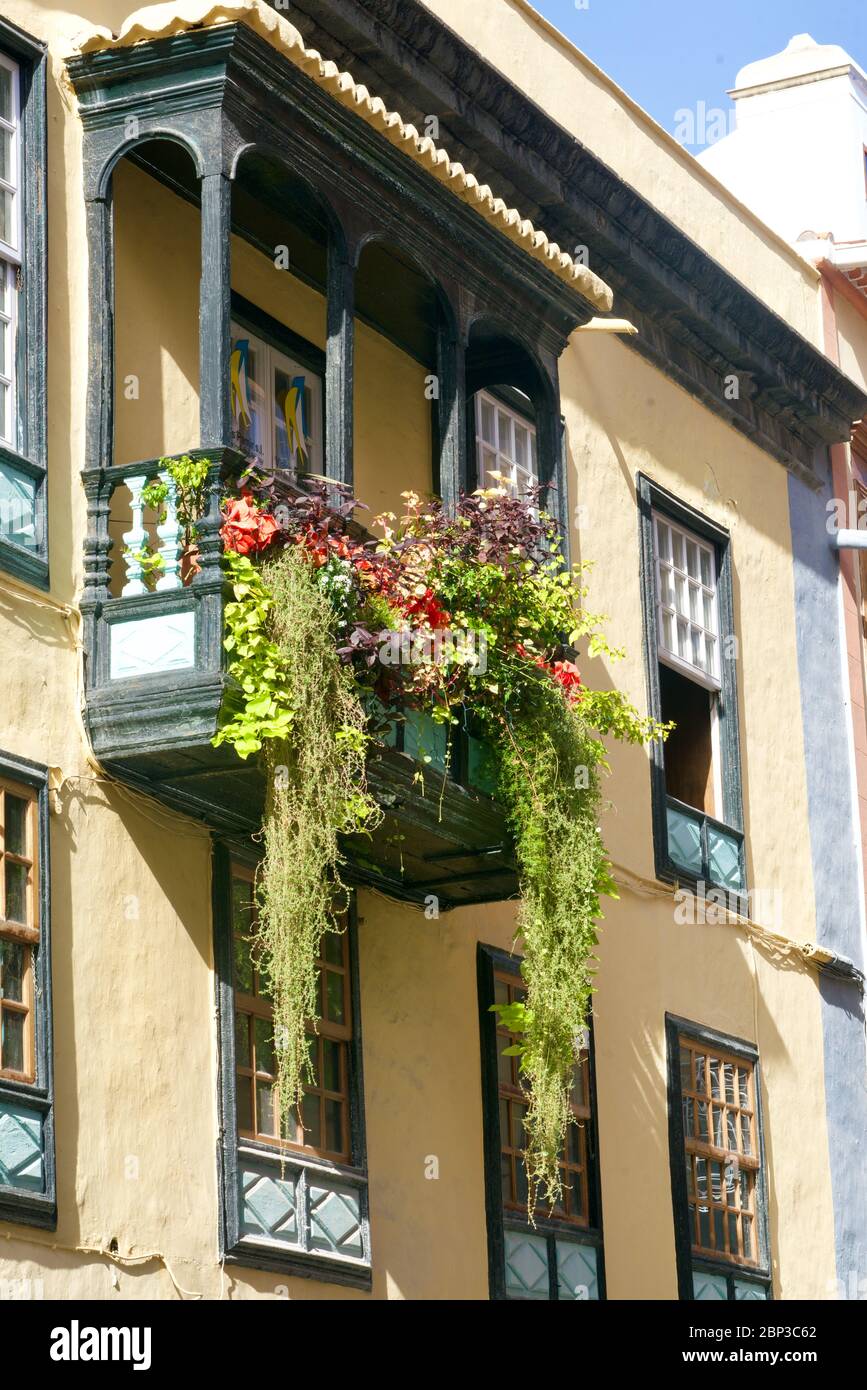 Balcone fiorito di Santa Cruz de la Palma Foto Stock