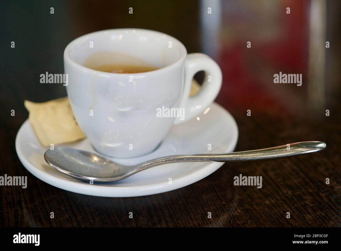 Tazza bianca di espresso con un cucchiaio Foto Stock