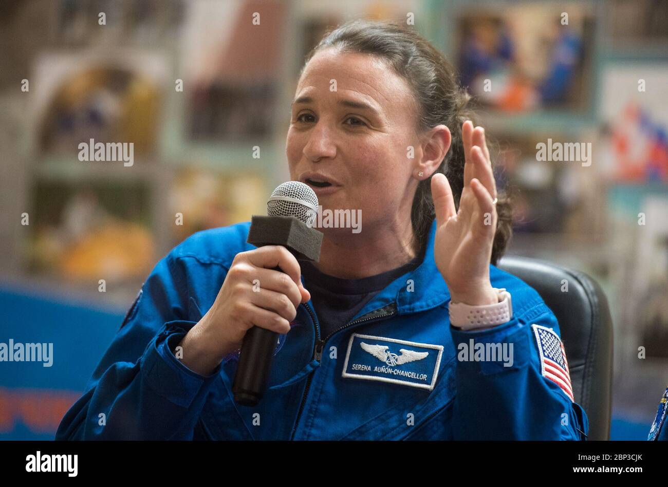 Il 5 giugno 2018, i membri dell'equipaggio della Expedition 56 Serena Au-n-Cancelliere della NASA, il comandante Sojuz Sergey Prokopyev di Roscosmos, e Alexander Gerst dell'ESA hanno partecipato ad una conferenza stampa presso il Cosmonaut Hotel di Baikonur, Kazakistan, prima del loro lancio programmato alla stazione spaziale Internazionale a bordo della Sojuz MS-09 il 6 giugno. Foto Stock