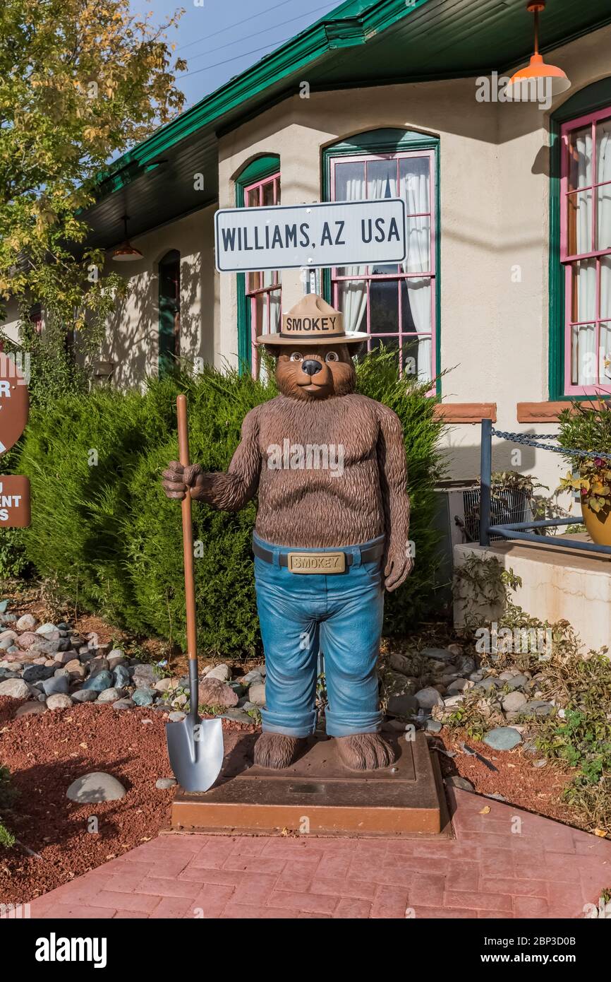 Smokey la statua dell'orso lungo la storica Route 66 a Williams, Arizona, USA Foto Stock
