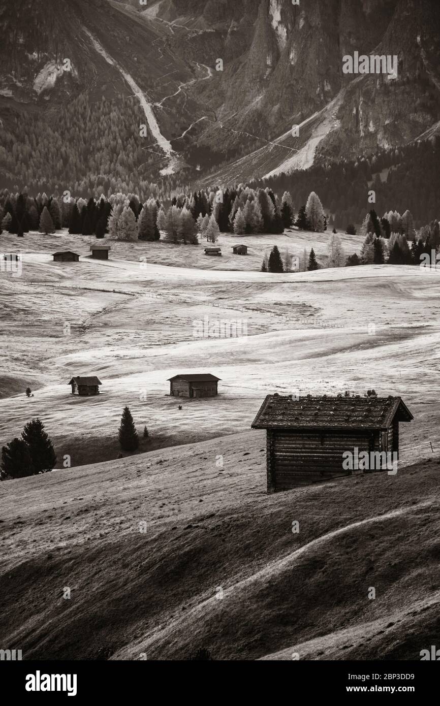 Gli edifici del villaggio nelle Dolomiti nel Nord Italia Foto Stock