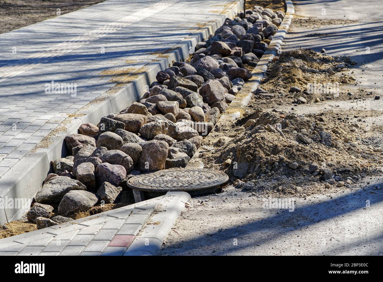 lavori di pavimentazione del bordo della strada durante la ricostruzione della strada Foto Stock