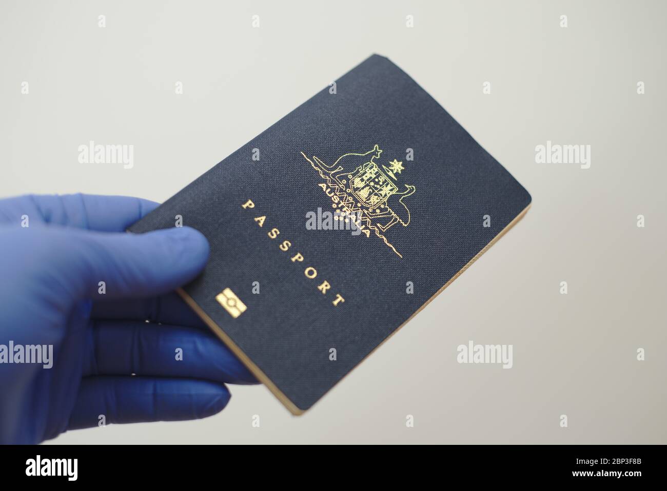 Australian Passport e guanti in lattice DPI precauzioni di viaggio coronavirus pandemic. Foto Stock