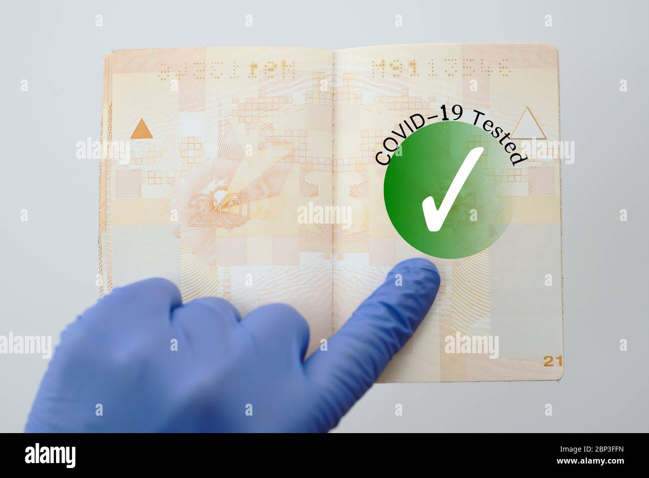 Immagine del concetto di passaporto sanitario. Immunità covid-19 controllo sanitario timbro in un passaporto che permette il viaggio durante la pandemia di Coronavirus Foto Stock