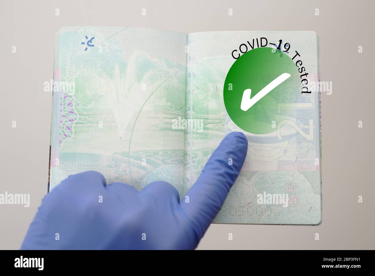 Immagine del concetto di passaporto per l'integrità. Immunità covid-19 controllo sanitario timbro in un passaporto che permette il viaggio durante la pandemia di Coronavirus Foto Stock