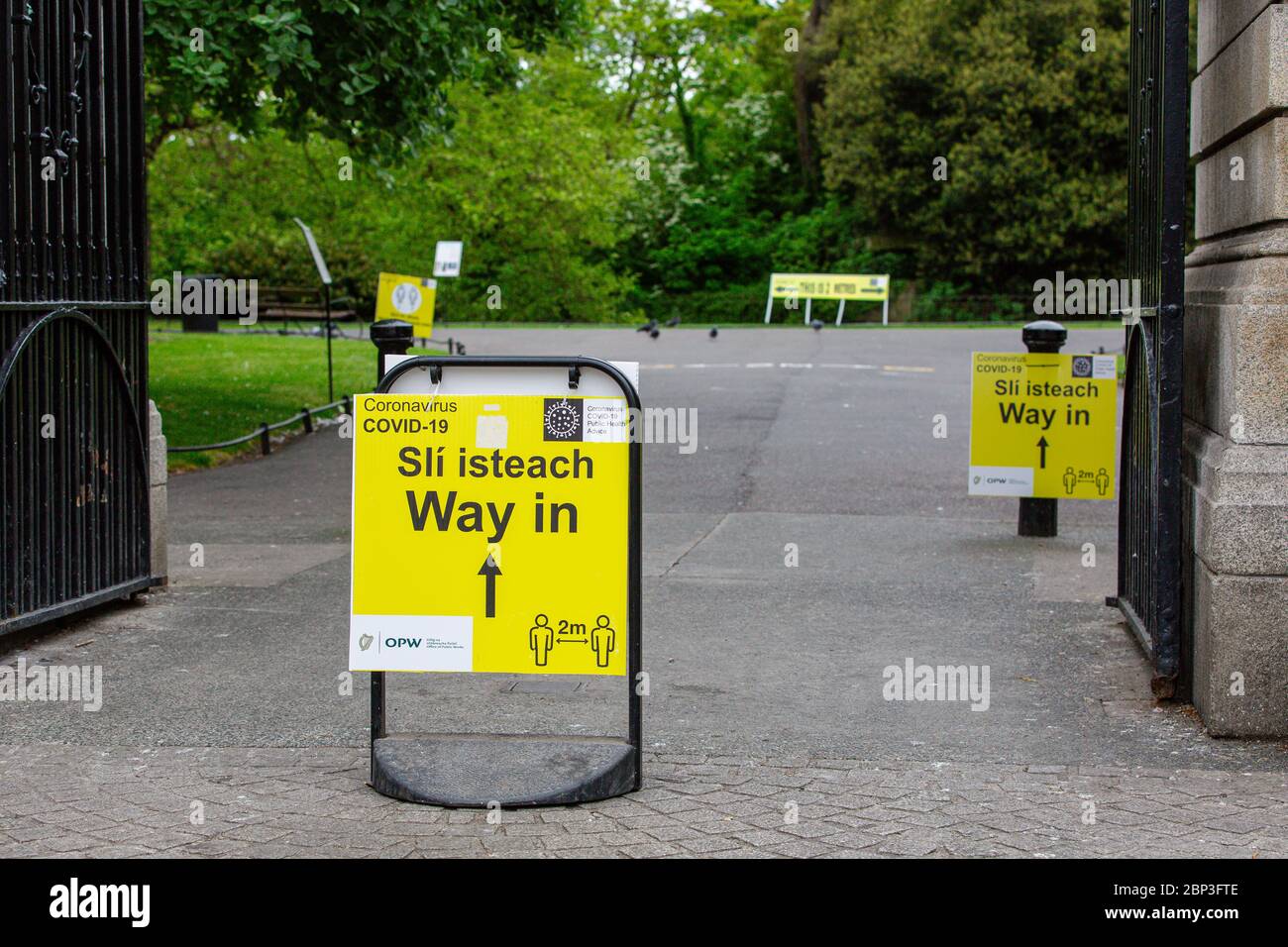 Dublino, Irlanda. Maggio 2020. Segnaletica gialla di sola andata per il sistema Coronavirus Covid-19 all'ingresso del St Stephen's Green Park di Dublino. Foto Stock