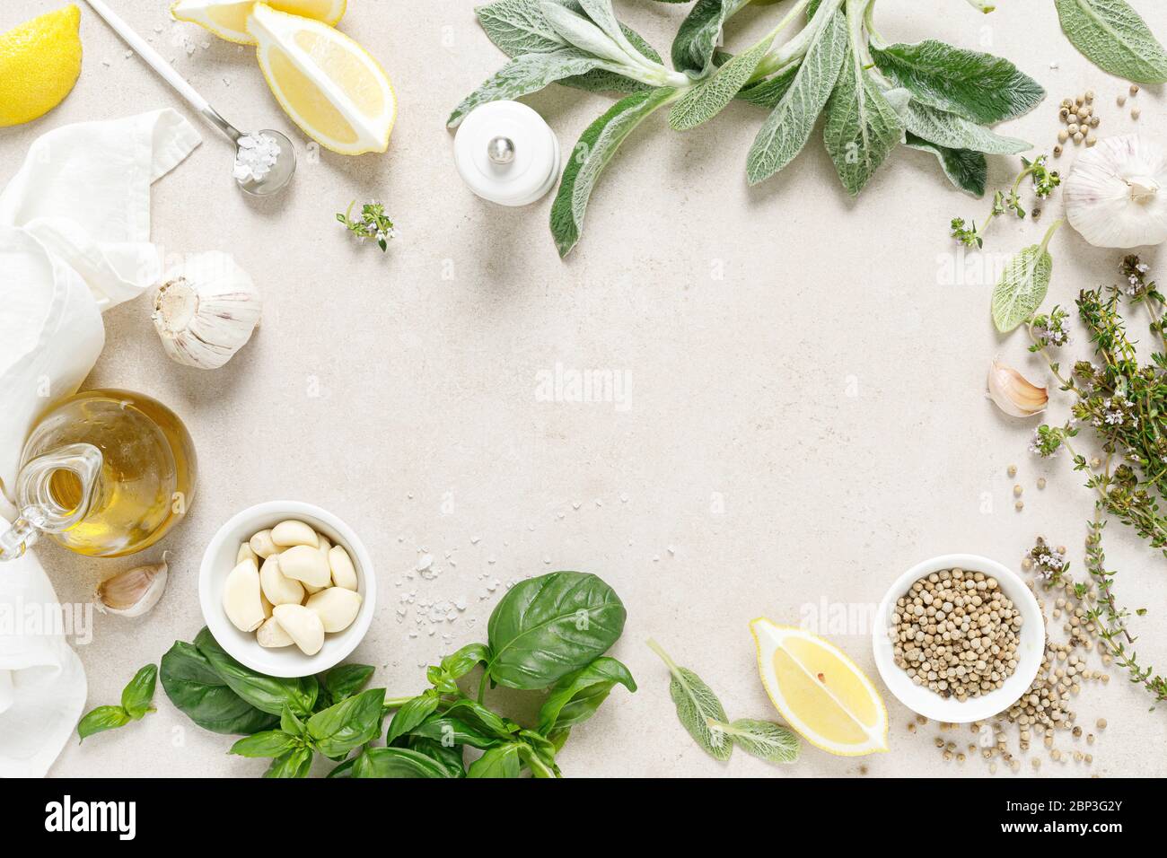 Sfondo culinario con erbe e spezie Foto Stock