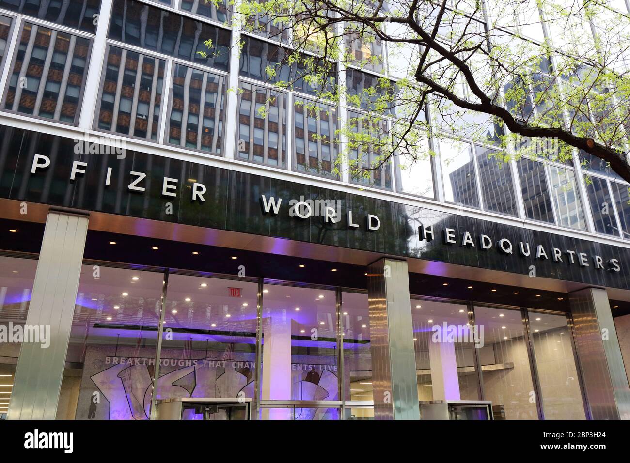 Sede centrale Pfizer World, 235 e 42nd St, New York, New York. Esterno di un edificio di uffici farmaceutici nel centro di Manhattan. Foto Stock