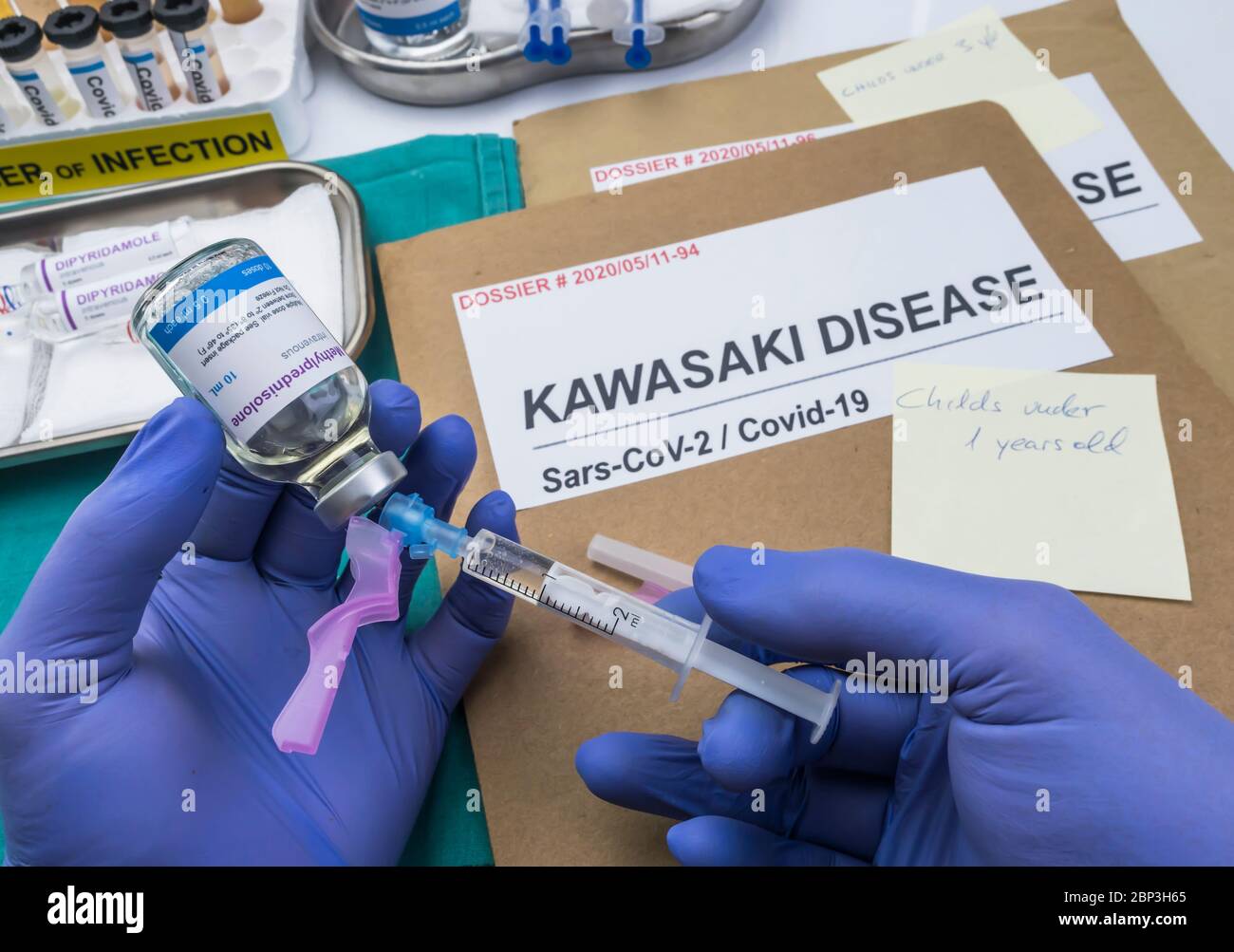 L'infermiere inietta il metilprednisolone per trattare la malattia di Kawasaki correlata a Sars-COV-2 in bambini sotto i cinque anni, immagine concettuale, senza marchio farmaco generico contiene Foto Stock