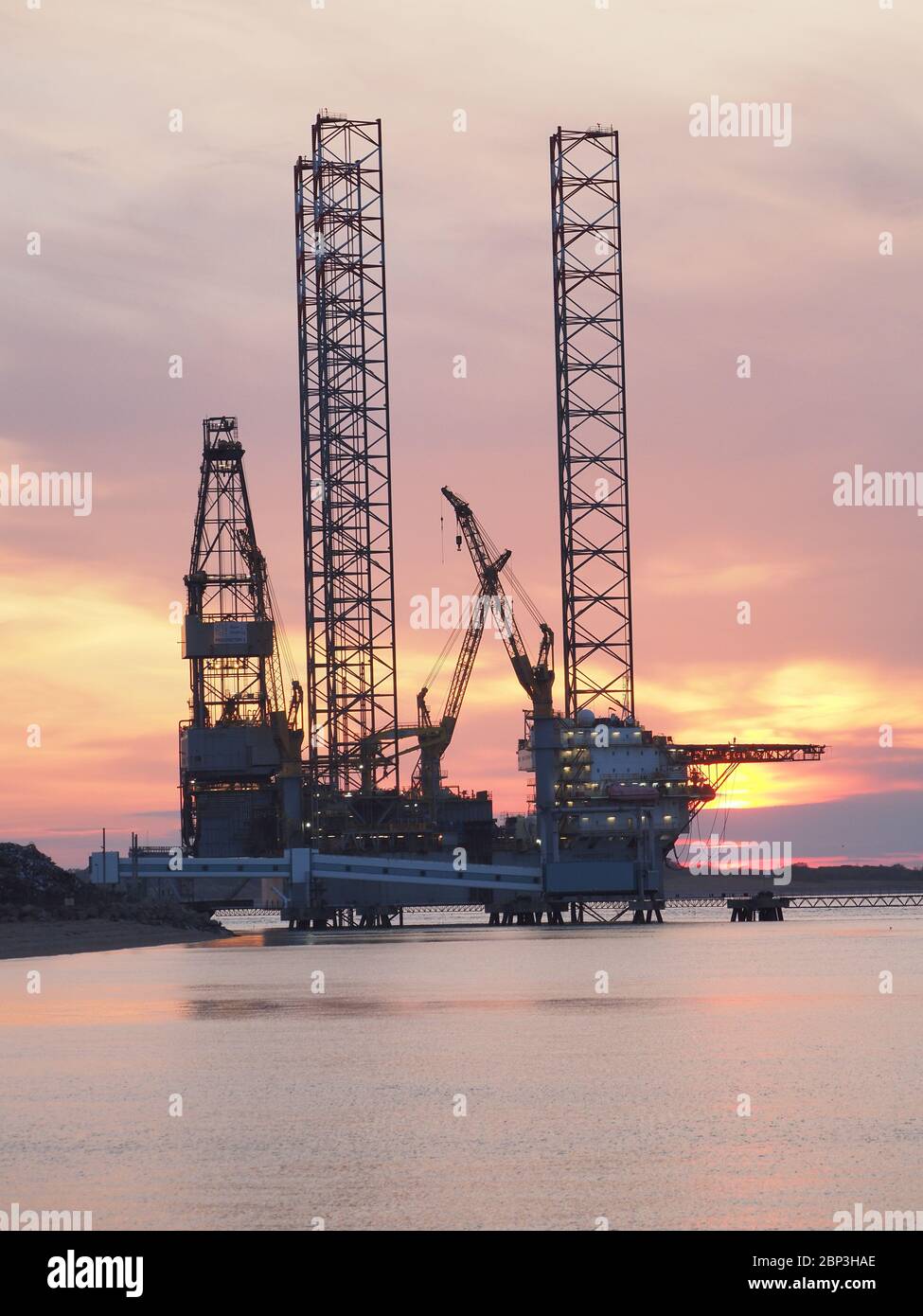 Sheerness, Kent, Regno Unito. 17 maggio 2020. Tempo nel Regno Unito: Il sole tramonta dietro la perforatrice Prospector 1 di Borr Drilling, che viene conservata a Sheerness, Kent per 6 mesi a causa di una mancanza di lavoro. Credit: James Bell/Alamy Live News Foto Stock