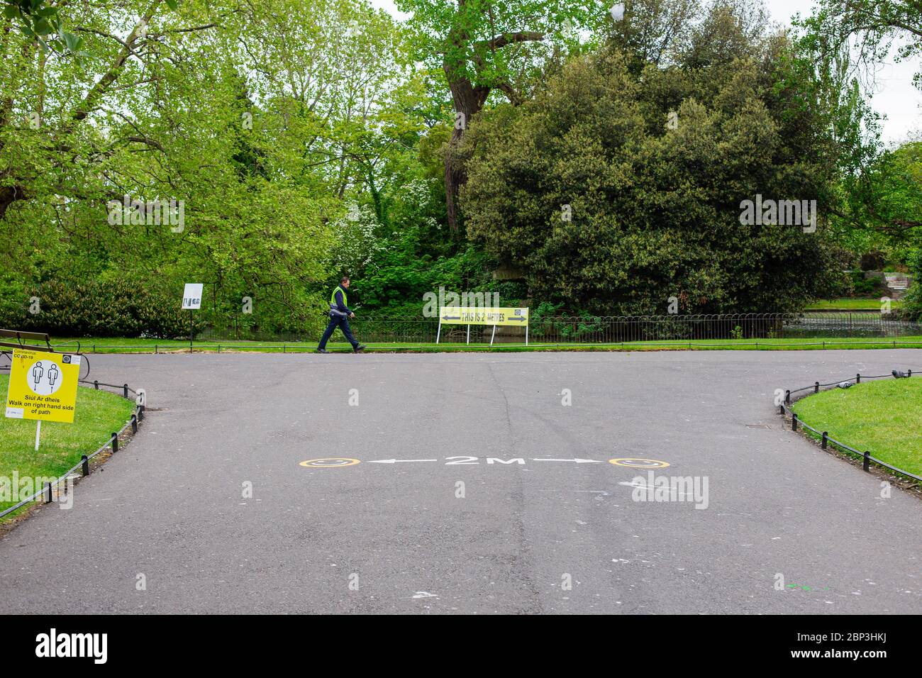 Misure di distanza sociale nel Parco Verde di Santo Stefano`s a Dublino. Riduzione delle cadute nel centro di Dublino a causa delle restrizioni pandemiche del Covid-19. Foto Stock