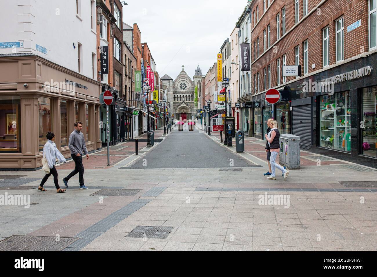 Attraversamento con Grafton Street deserta South Anne Street nel centro di Dublino durante le restrizioni pandemiche del coronavirus. Covid-19 in Irlanda. Foto Stock