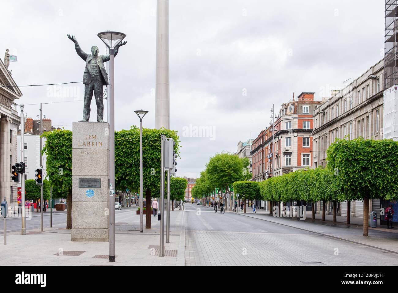 Dublino, Irlanda. Maggio 2020. Il traffico e i footfall limitati su o`Connell St a Dublino, in quanto i negozi e le aziende sono chiusi a causa delle restrizioni pandemiche del Covid-19 Foto Stock