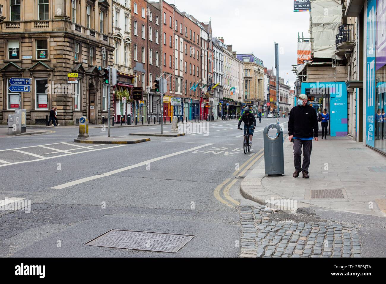 Dame Street deserta nel centro di Dublino. Attività chiuse e traffico ridotto a causa delle restrizioni pandemiche di Coronavirus. Maggio 2020, Dublino, Irlanda Foto Stock