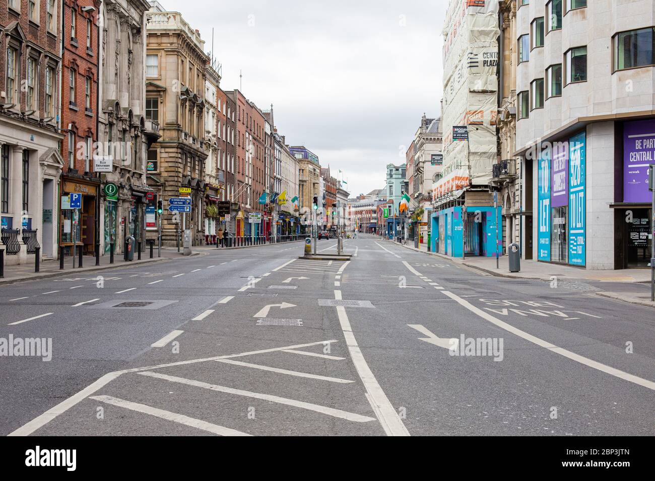 Dame Street deserta nel centro di Dublino. Traffico ridotto a causa delle restrizioni pandemiche di Coronavirus. Maggio 2020, Dublino, Irlanda Foto Stock