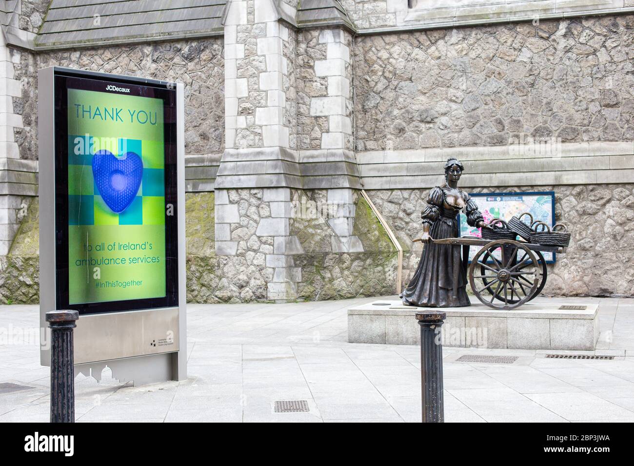 Digital Screen Digipanel accanto alla statua di Molly Malone nel centro di Dublino, che mostra un messaggio di ringraziamento a tutti i servizi di ambulanza irlandese. Foto Stock