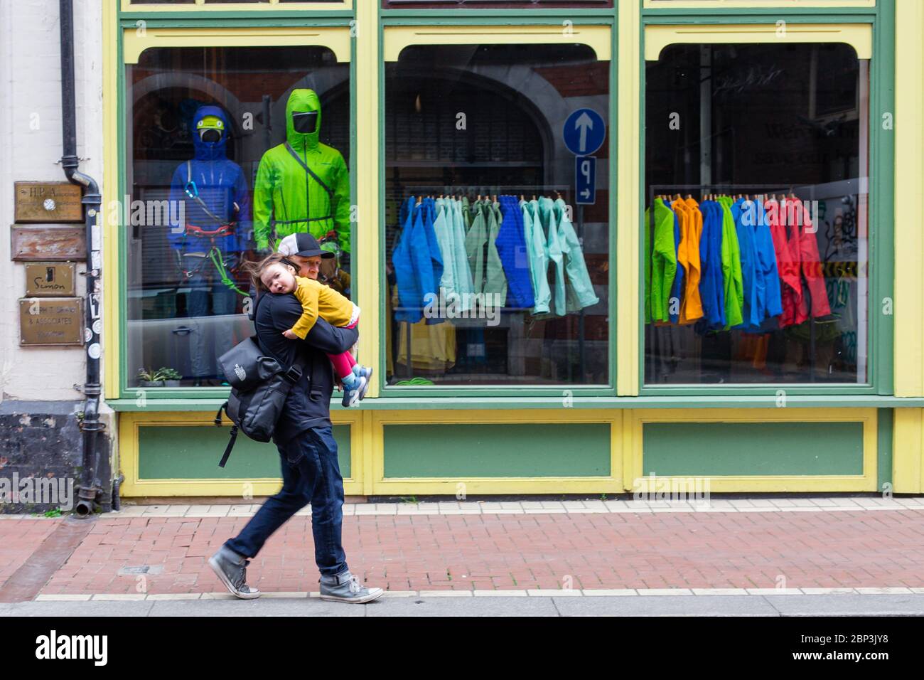 Padre che porta la figlia in braccio passa presso un negozio all'aperto a Wicklow Street a Dublino, Irlanda. Foto Stock