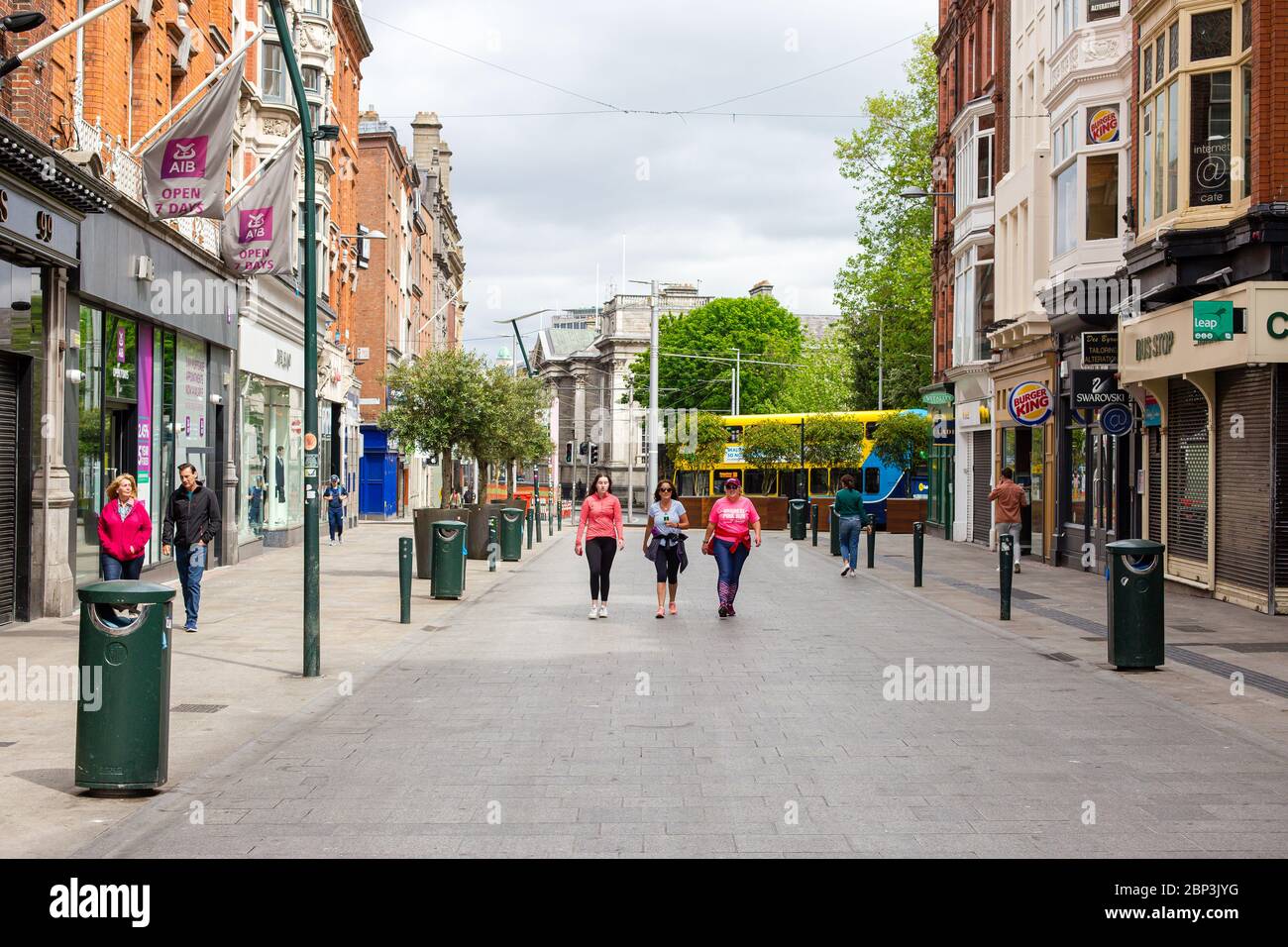 I pedoni camminano attraverso una tranquilla Grafton Street nel centro di Dublino, mentre la caduta dei piedi precipita a causa della pandemia del coronavirus. Civid-19 in Irlanda. Foto Stock
