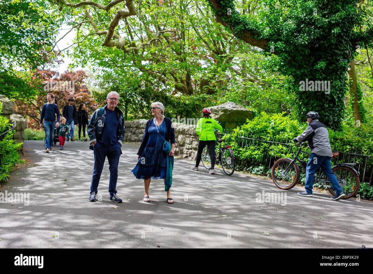 Le persone che si godono la domenica a piedi nel St. Stephen Green Park durante la pandemia. I visitatori hanno ricordato di aderire al governo di allontanamento sociale di Covid-19 nello spazio pubblico. Foto Stock