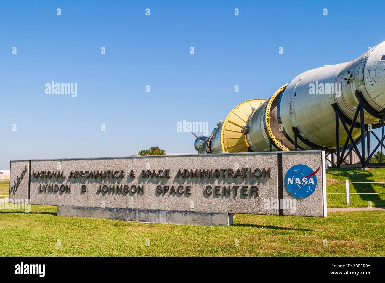 Saturn 5 Rocket presso il museo e centro spaziale della NASA (National Aeronautics and Space Administration) a Clear Lake, Texas. Foto Stock