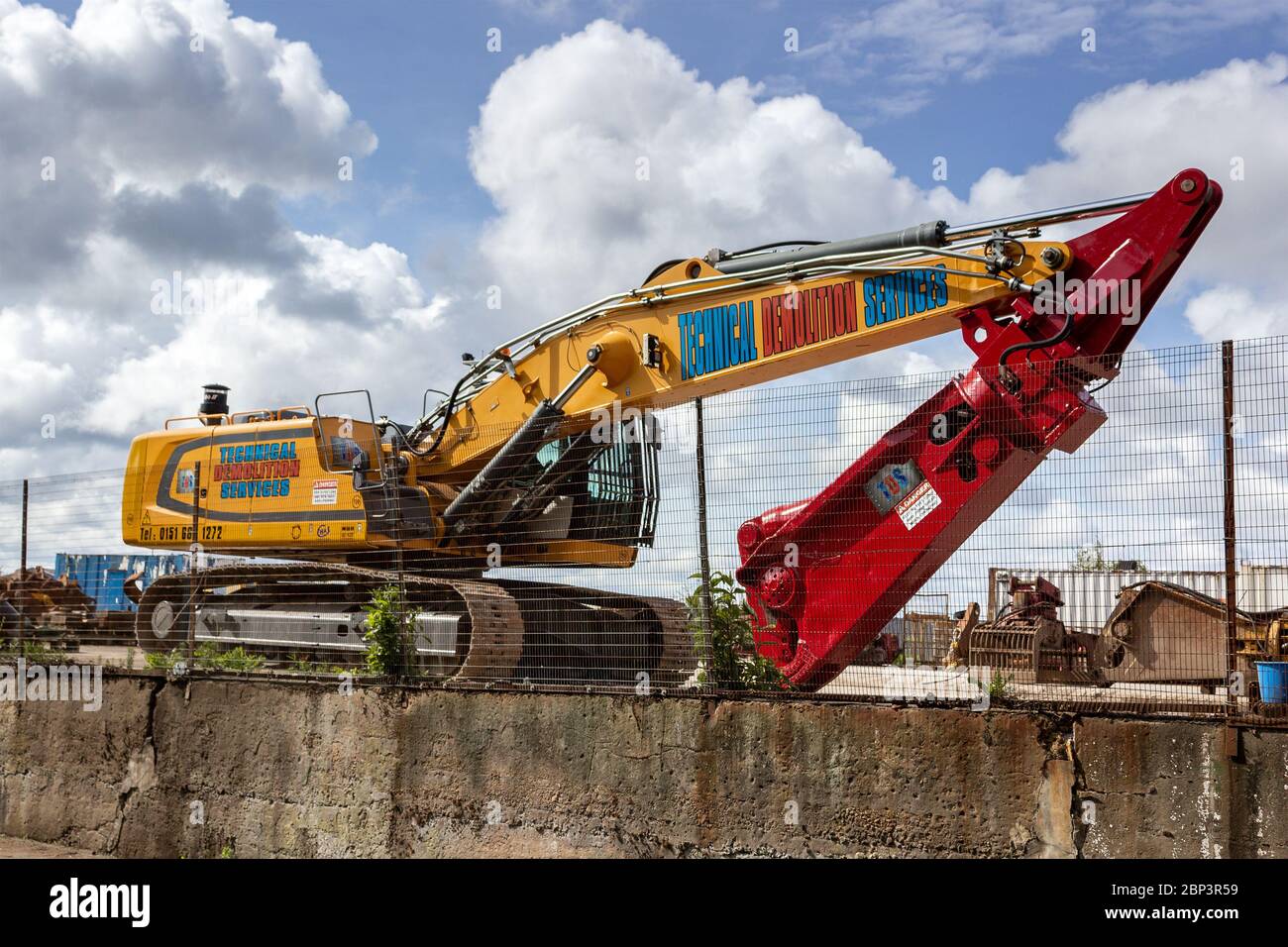 Liebherr demolition crawler, servizi tecnici di demolizione, Limekiln Lane, Wallasey. Foto Stock
