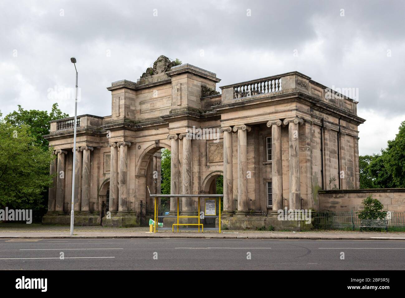 Grande ingresso al parco Birkenhead, progettato da Lewis Hornblower, costruito nel 1847, Park Road North, Birkenhead. Foto Stock